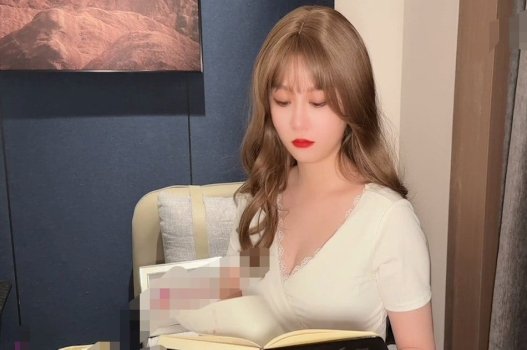 Cháu trai đi chơi với bạn bè ở nhà chú thì thấy dì đang tự sướng